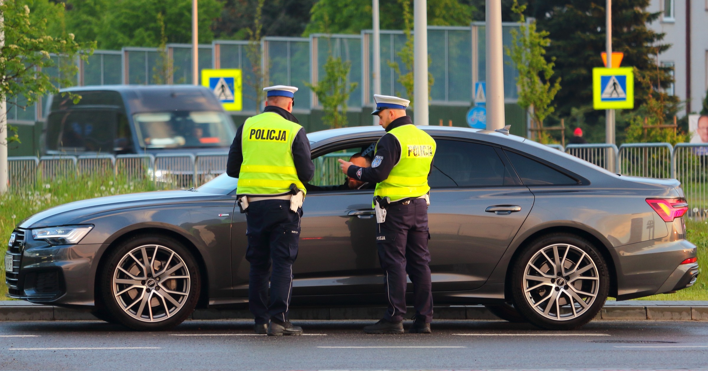 Policjanci kontrolujący kierowcę. Zdjęcie ilustracyjne