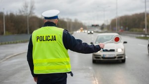 Policjanci zaglądają w te dwa miejsca samochodu i wystawiają mandaty do 3 tys. zł