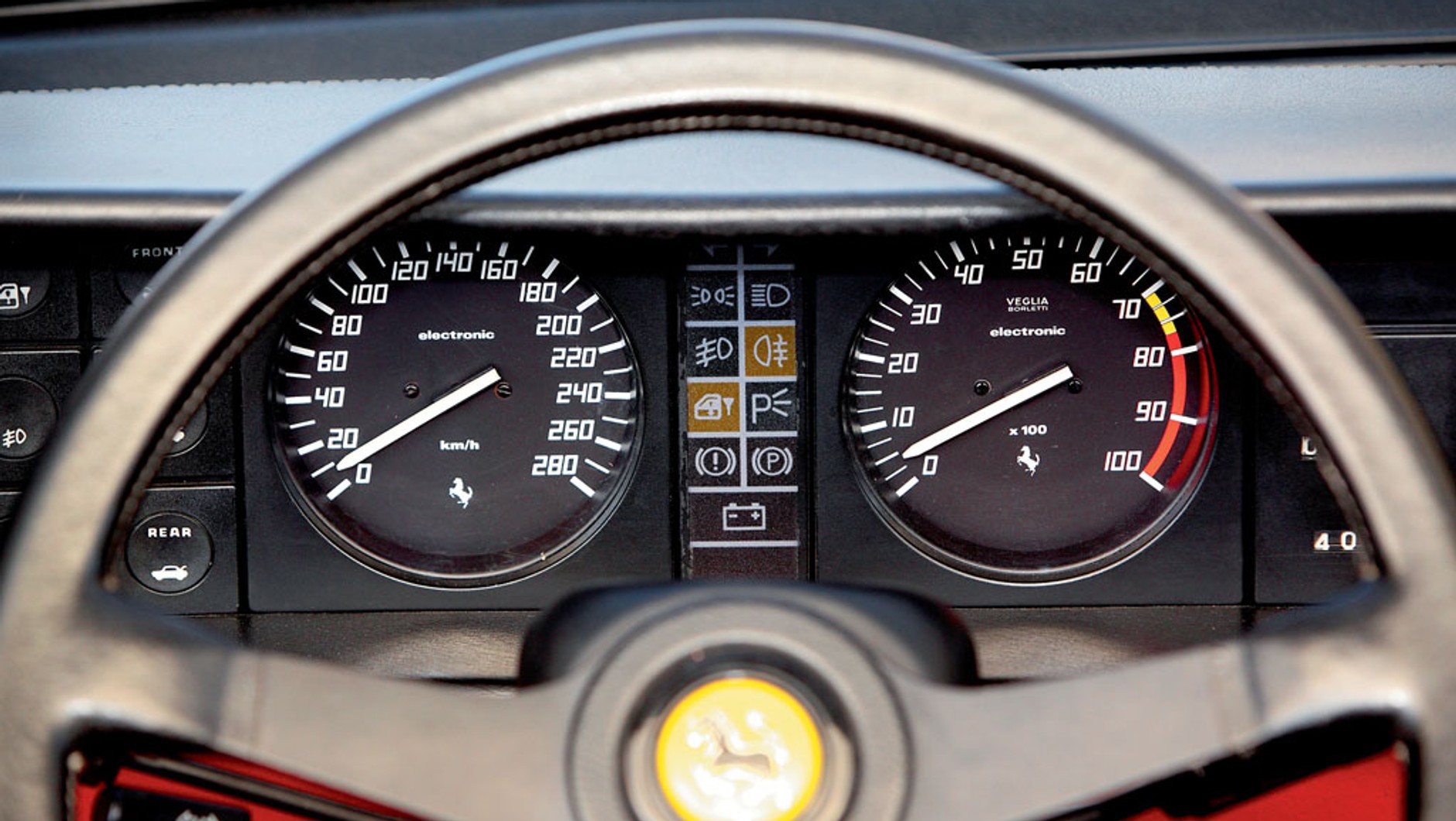 Licznik do 280 km/h to lekka przesada. Króluje styl lat 80. XX w. Nic dziwnego, że Thomas Anders w teledysku do „Cheri, Cheri Lady” jeździ Ferrari Mondialem