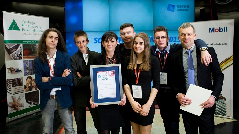 Uczniowie XI LO w Poznaniu mistrzami w konkursie Sci-Tech Challenge 2015