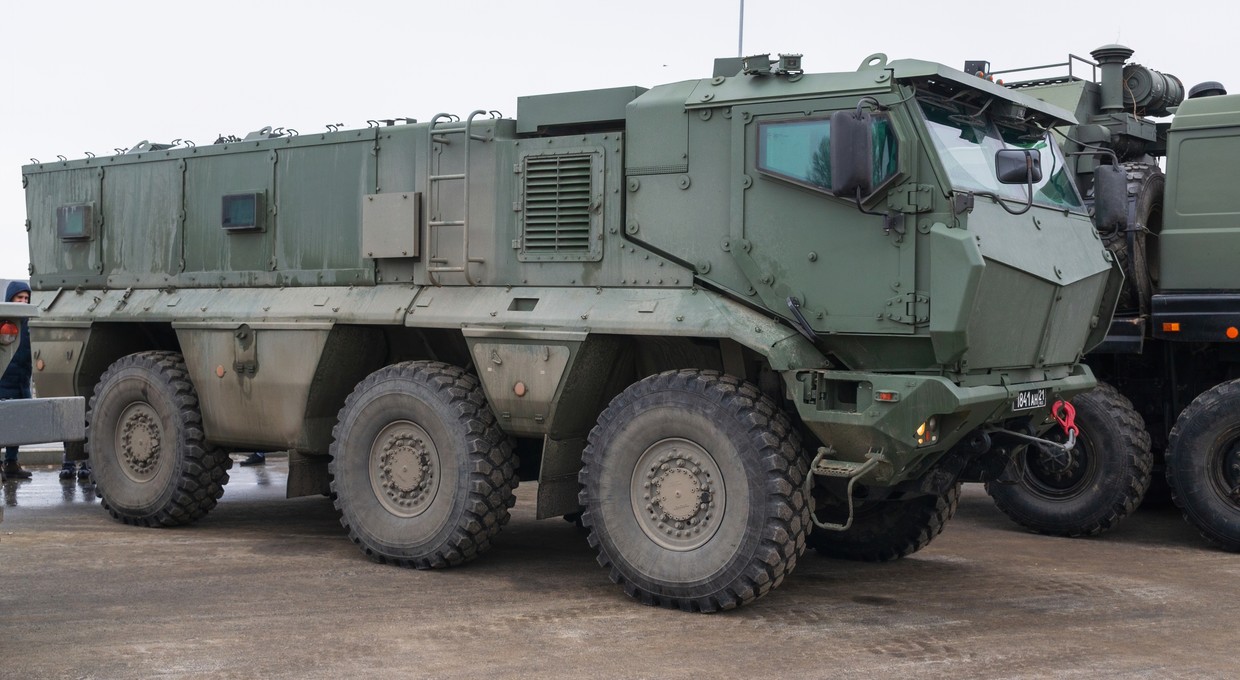 Najmocniej opancerzony rosyjski "transportowiec" zniszczony w Ukrainie. W sieci krąży poradnik, jak to zrobić