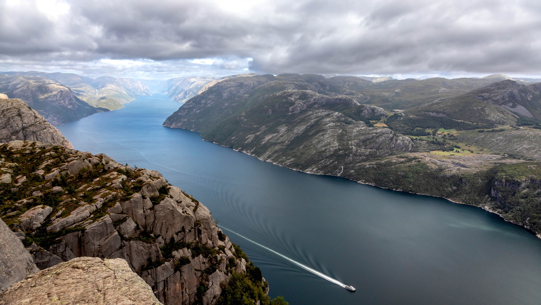 Malowniczy widok z Preikestoleno (wys. 604 m) na fiord Lysefjorden (dług. 42 km). Po drugiej stronie Lysefjordu znajduje się popularny szczyt Kjerag (1100 m n.p.m.).