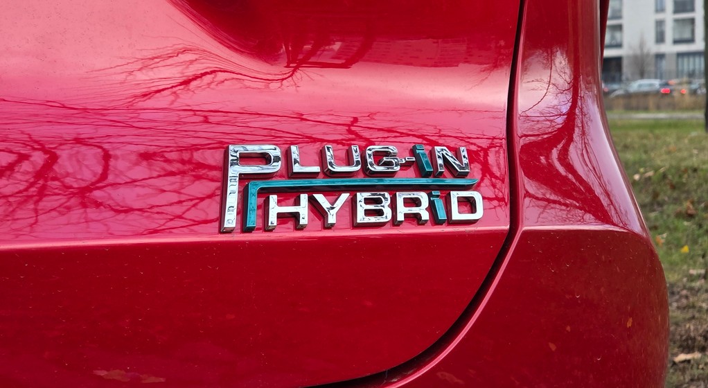 Emblemat "Plug-In Hybrid" na chińskim SUV-ie Chery Tiggo 7 PHEV