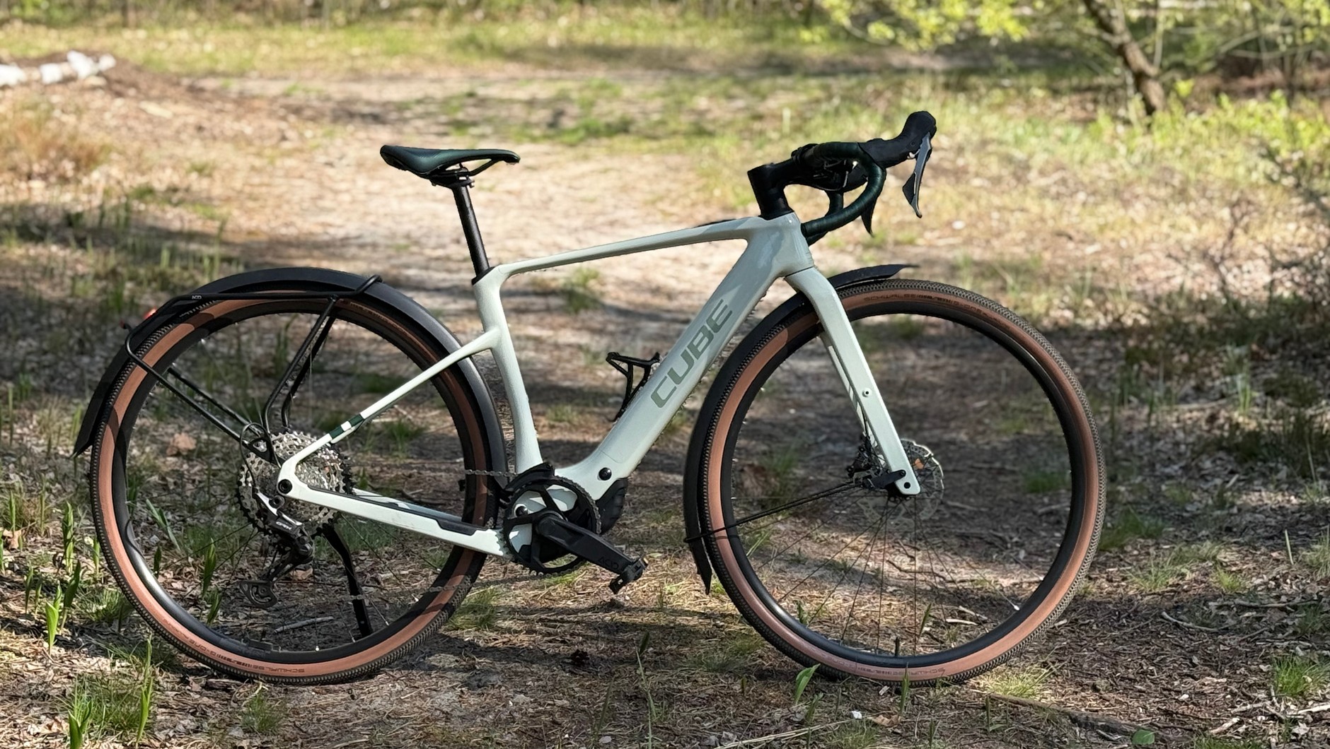 Cube Nuroad Hybrid – elektryczny gravel z błotnikami i bagażnikiem
