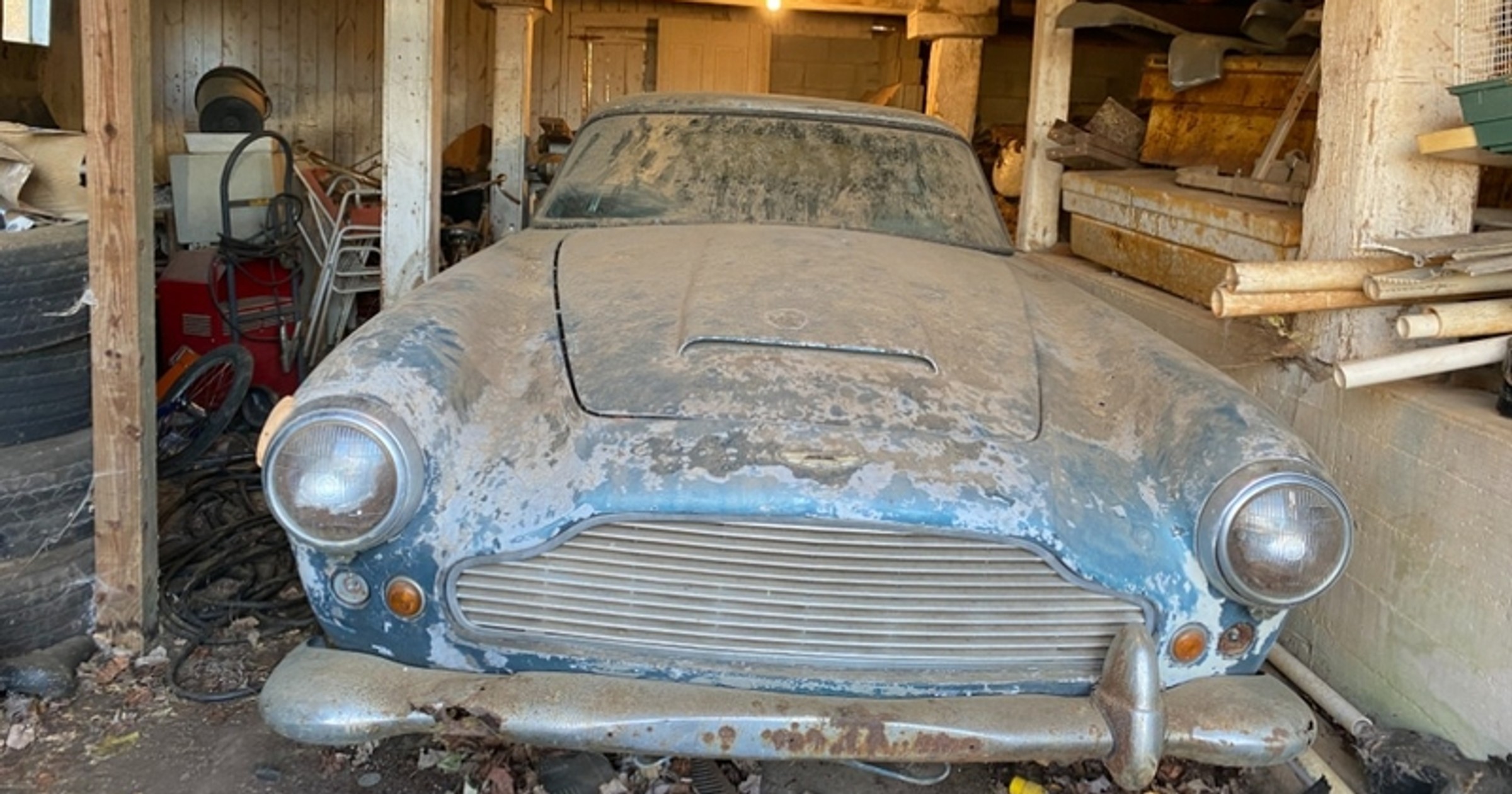 Aston Martin DB4 znaleziony po 30-letnim postoju w stodole