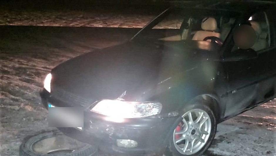 Kolizja drogowa w Legnicy: pijany kierowca uderzył w zaparkowane Audi