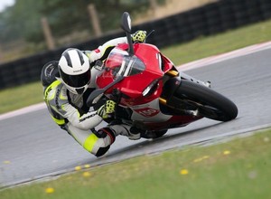 Wyprzedaże roczników. Dlaczego warto kupić motocykl po sezonie?