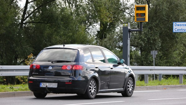 Fotoradar wycelowany w przejeżdżający samochód