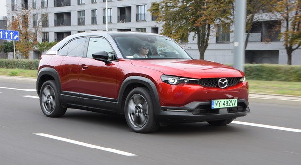 Mazda MX-30 z możliwą usterką. Na wyświetlaczu pojawi się niepokojący komunikat