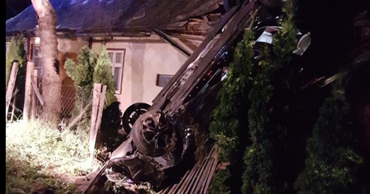 Auto wylądowala na dachu domu