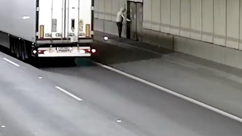 Pieszy w tunelu na Południowej Obwodnicy Warszawy