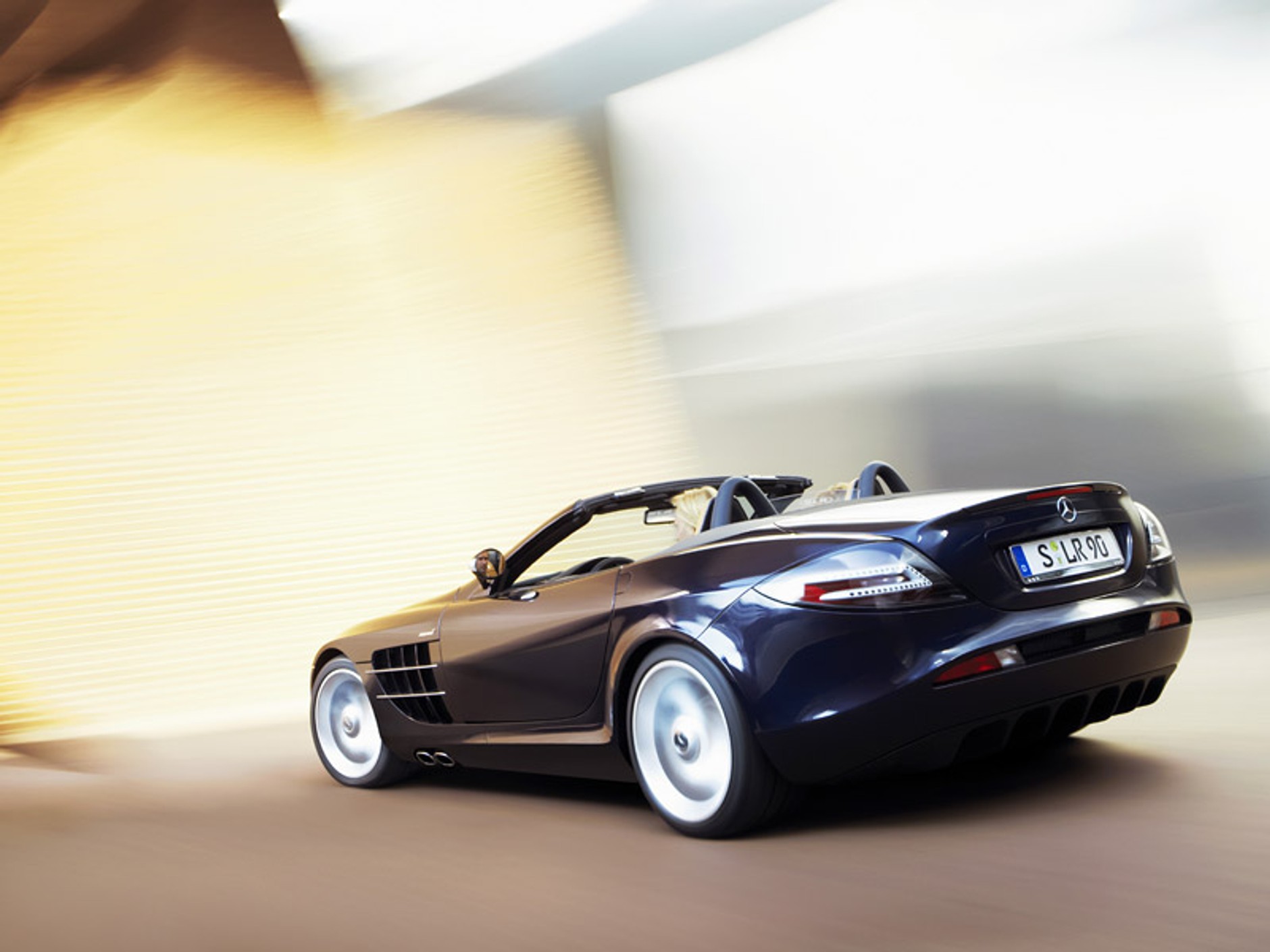 Mercedes-Benz SLR McLaren Roadster – kwiaty we włosach potargał wiatr...