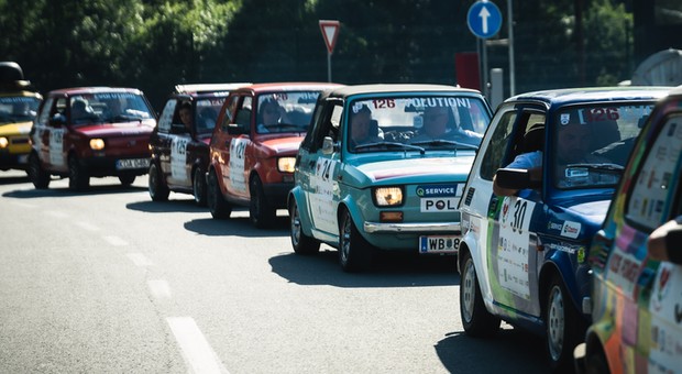 Aż 98 Maluchów wyruszy z Warszawy na wielką wyprawę
