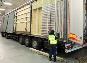 To miały być domy z drewna. Gdy służby otworzyły ładownię, nie kryły zdziwienia [WIDEO]