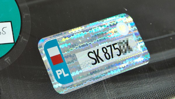 Naklejki rejestracyjne znikną z szyb samochodów. Jest już projekt rozporządzenia