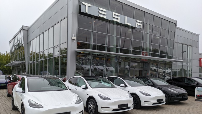 Odbiór nowej Tesli Model Y z salonu