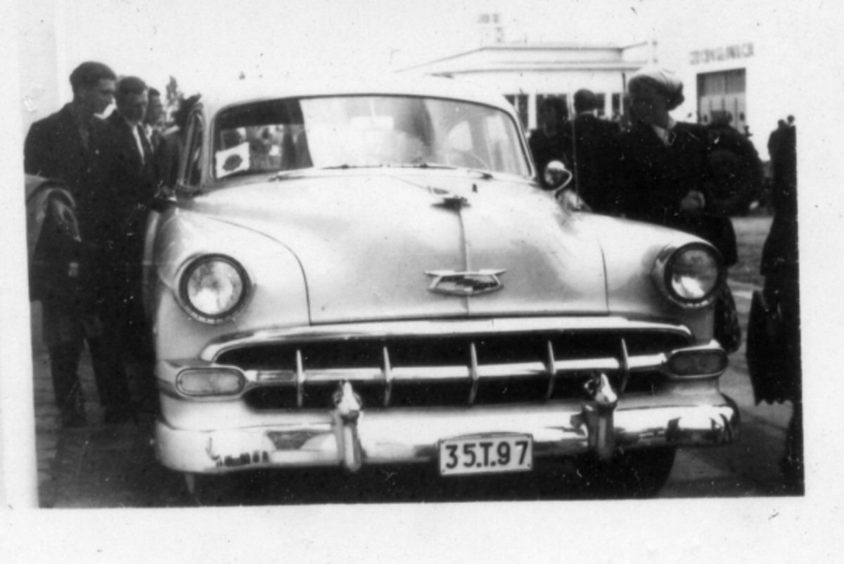 Chevrolet zaparkowany na terenie Międzynarodowych Targów Poznańskich.