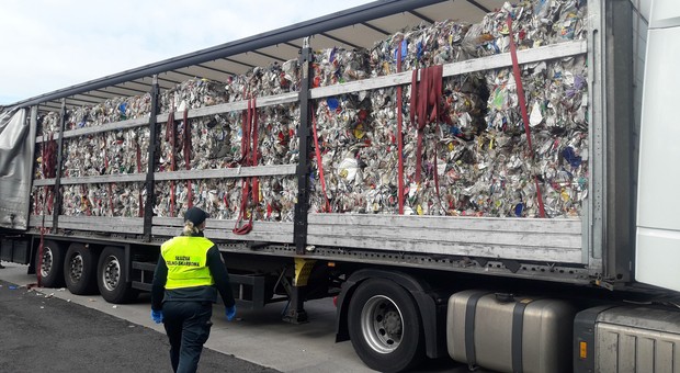 Tir z Niemiec miał przewozić plastiki i gumę. Nie dało się nie wyczuć, że w naczepie było coś innego