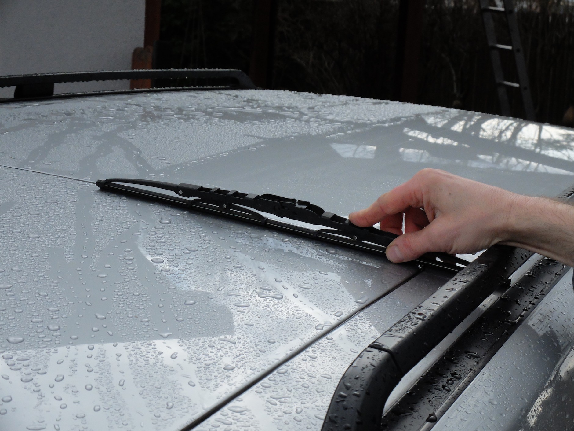 Mycie auta: by nie powstały zacieki z twardej wody, karoserię trzeba osuszyć. Na początek przyda się stare pióro wycieraczki