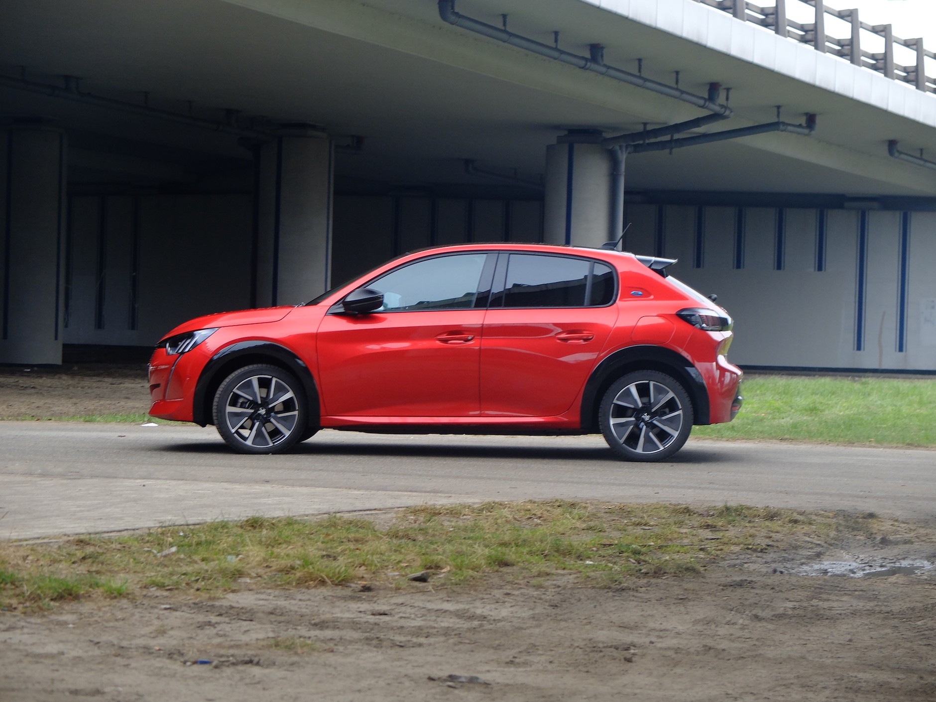 Peugeot e-208