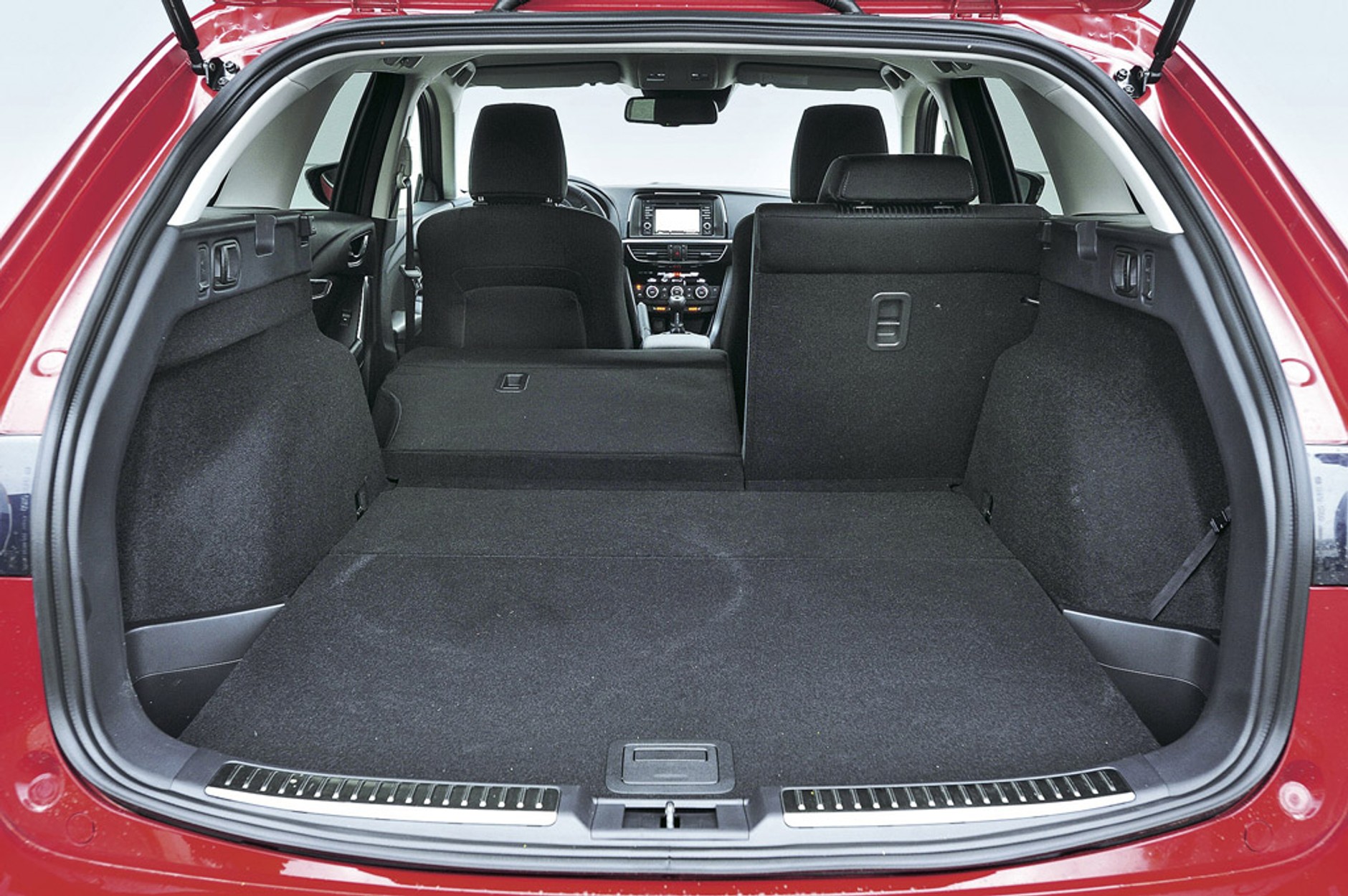 Mazda 6 kontra Volkswagen Passat: który model zostanie królem kombi?