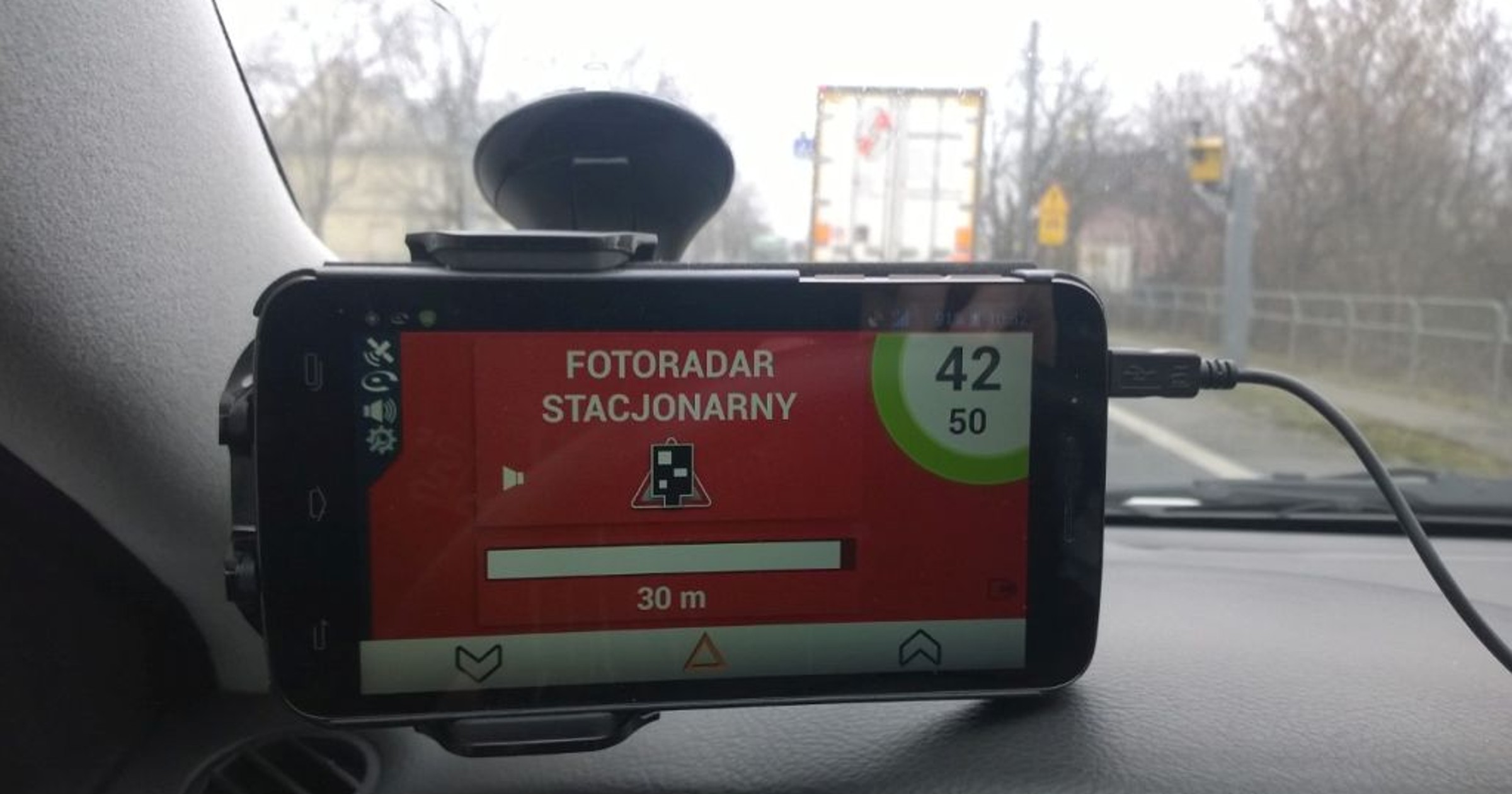 Podobnie jak urządzenie sprzedawane wraz z abonamentem, iCoyote ma ostrzegać kierowców o zagrożeniach i niebezpieczeństwach na drodze.