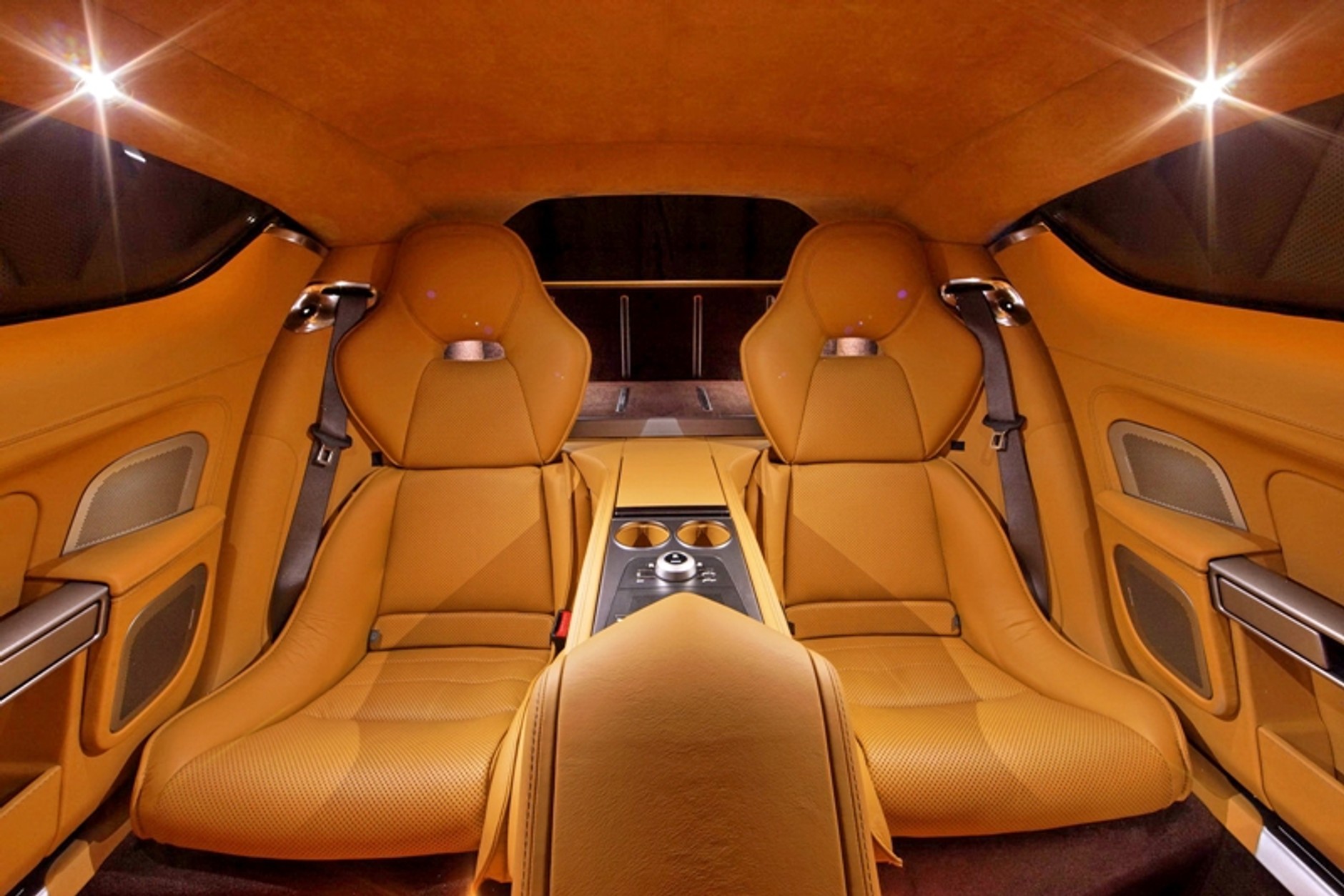 Aston Martin Rapide – z pięknem trzeba obcować