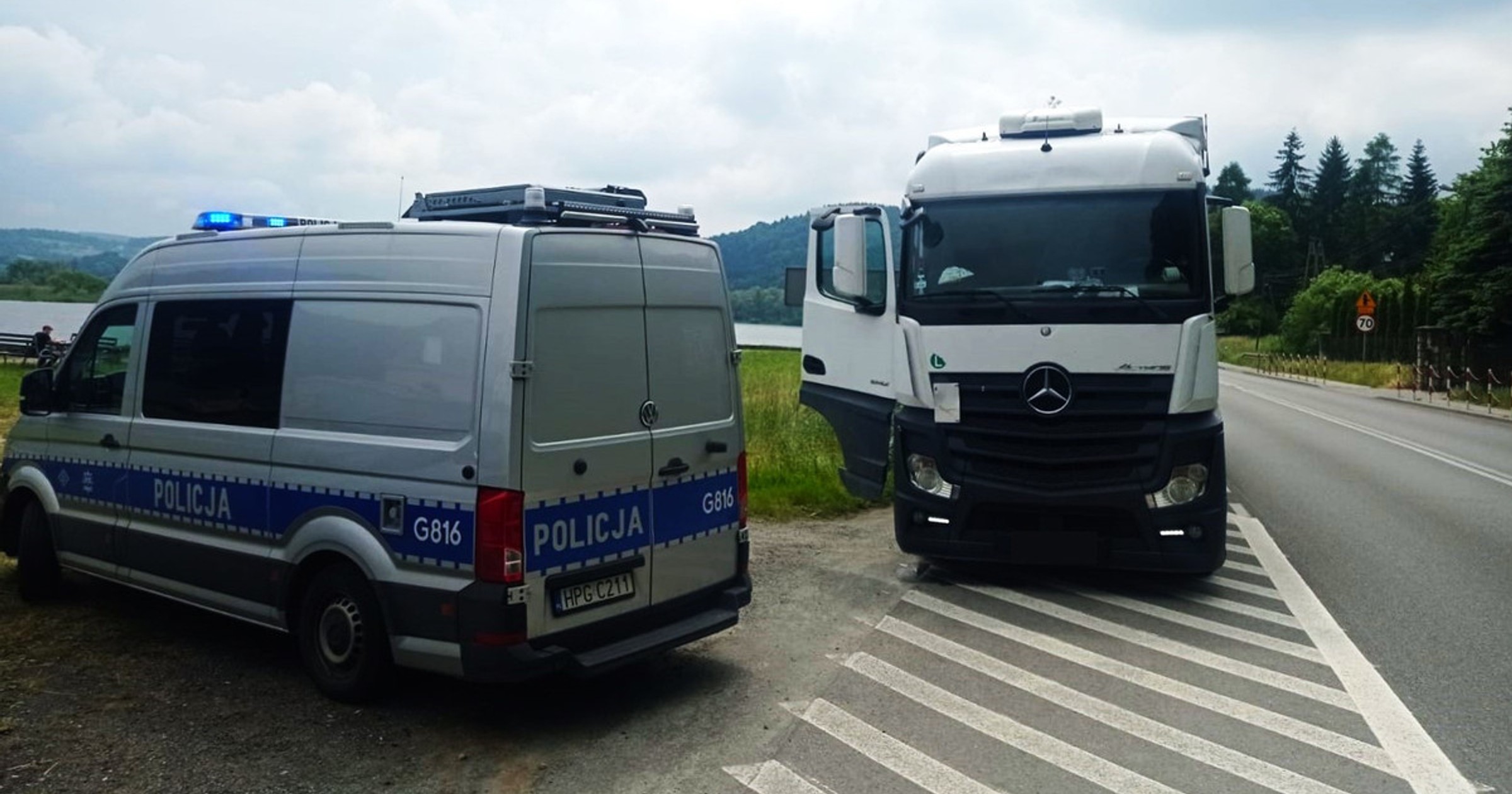 Policjanci zatrzymali tira. Kierowca był tak pijany, że wypadł z kabiny