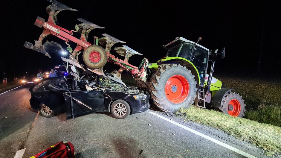 Groźny wypadek na DK15 z udziałem dwóch aut i traktora