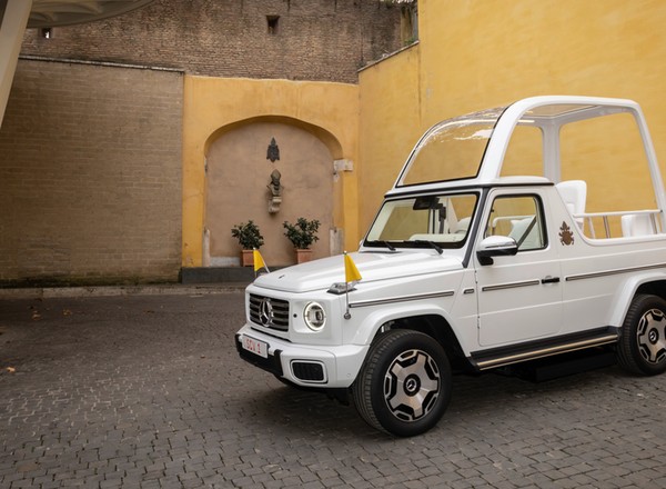 To ostatni Papamobile papieża Franciszka. Wygląda jak auto Jana Pawła II, ale wyróżnia je ważny szczegół
