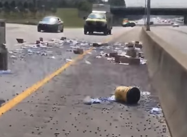 Kostki do gry zasypały autostradę