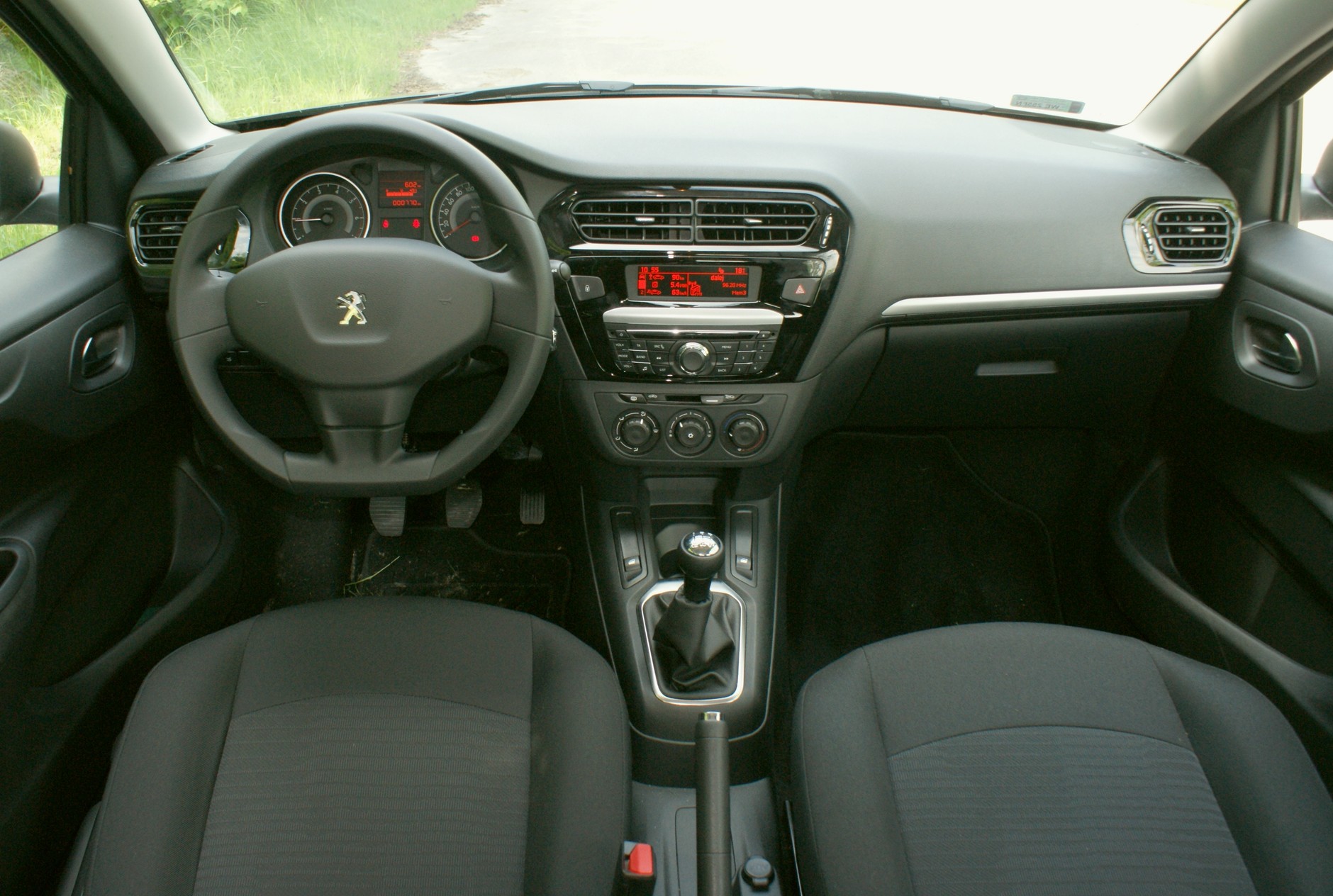 Wnętrze Peugeota 301 jest estetyczne i ponadczasowe