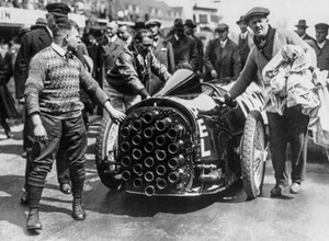 Najdziwniejsze samochody w historii. Od napędu atomowego po rakietowy