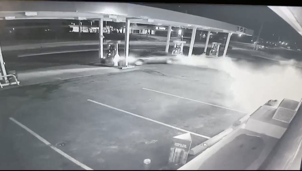 Wjechał w dystrybutor na stacji paliw. Swój wyczyn zapamięta na długo [WIDEO]