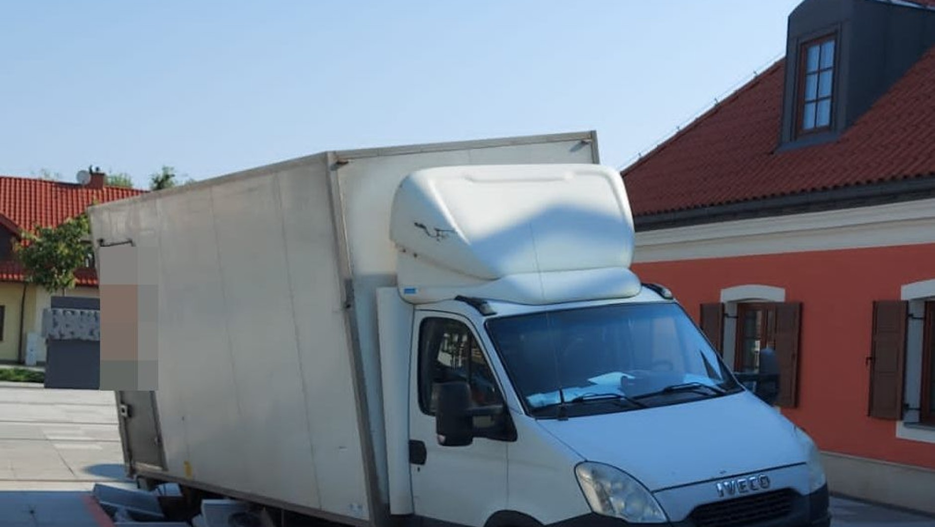 Samochodem dostawczym wjechał do fontanny