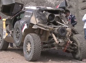 Dakar 2017: Peugeot 3008 DKR Sainza spadł z 15 metrów