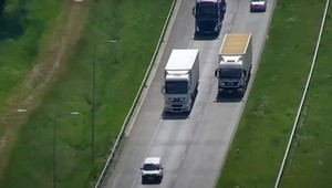 Kontrola z drona pokazała, że wielu ciężarówek nadal za nic ma zakaz wyprzedzania [WIDEO]