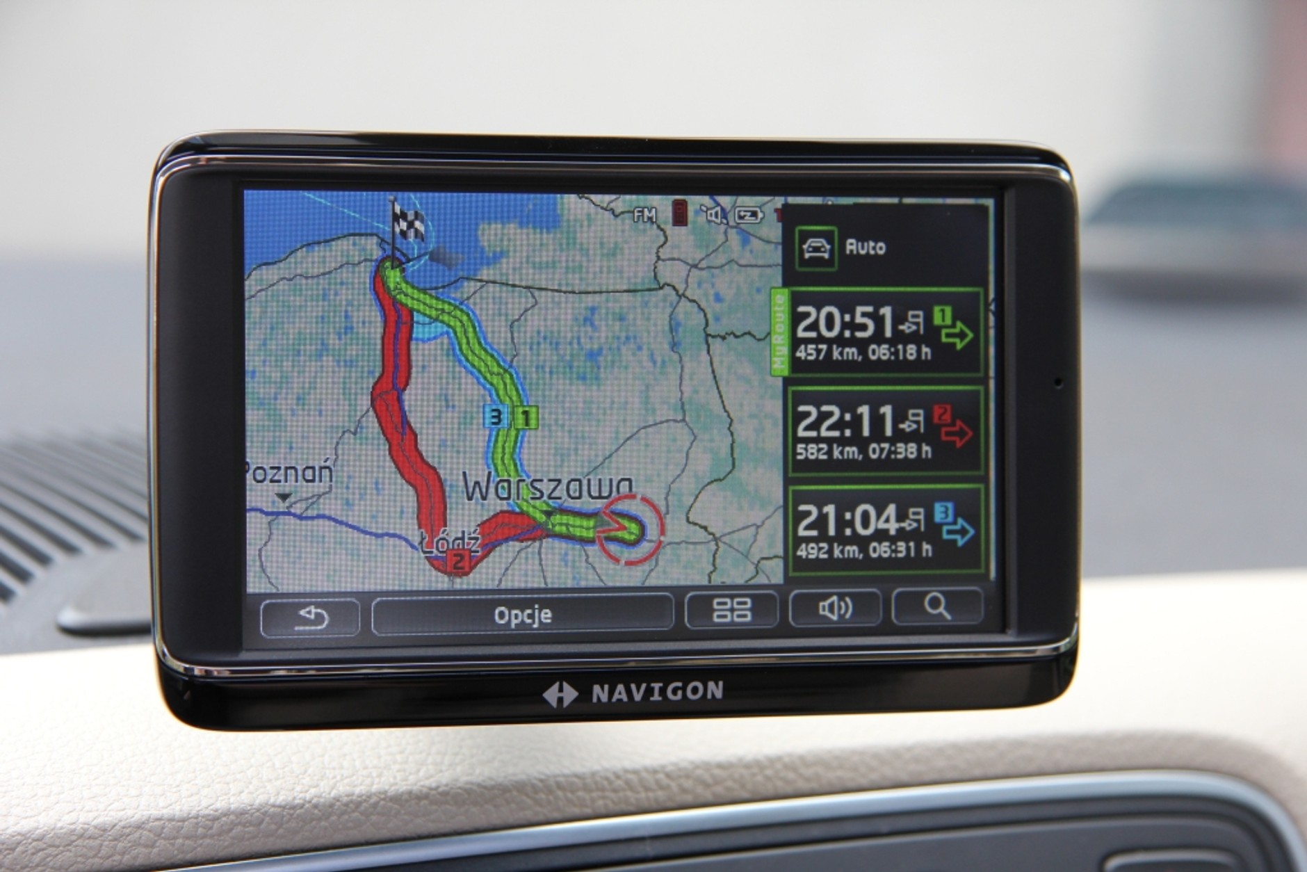 Skoda. Słaba baza adresów POI, kontrowersyjne wyznaczanie tras z uwzględnieniem odcinków autostrad i tendencje do zawieszania.