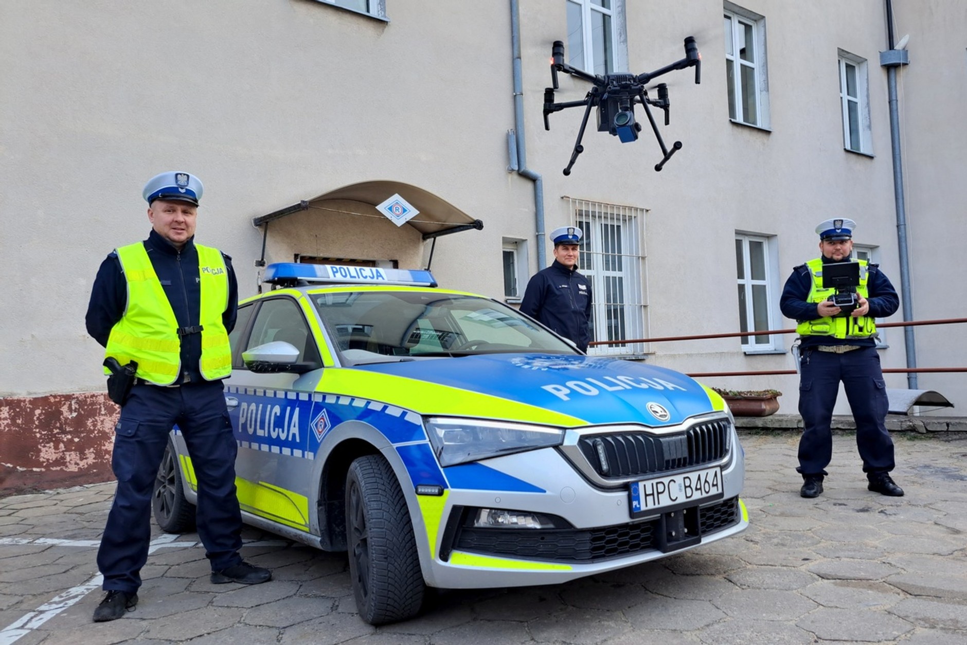 Policjanci przyglądali się kierowcom "z góry". Zwracali uwagę na jedno wykroczenie