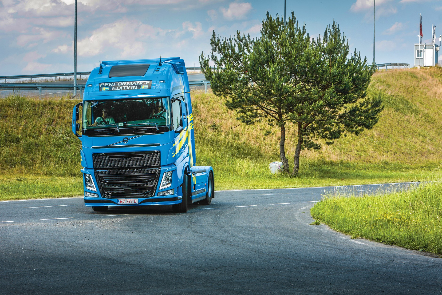 Volvo S60 Polestar vs Volvo FH 540 Performance Edition