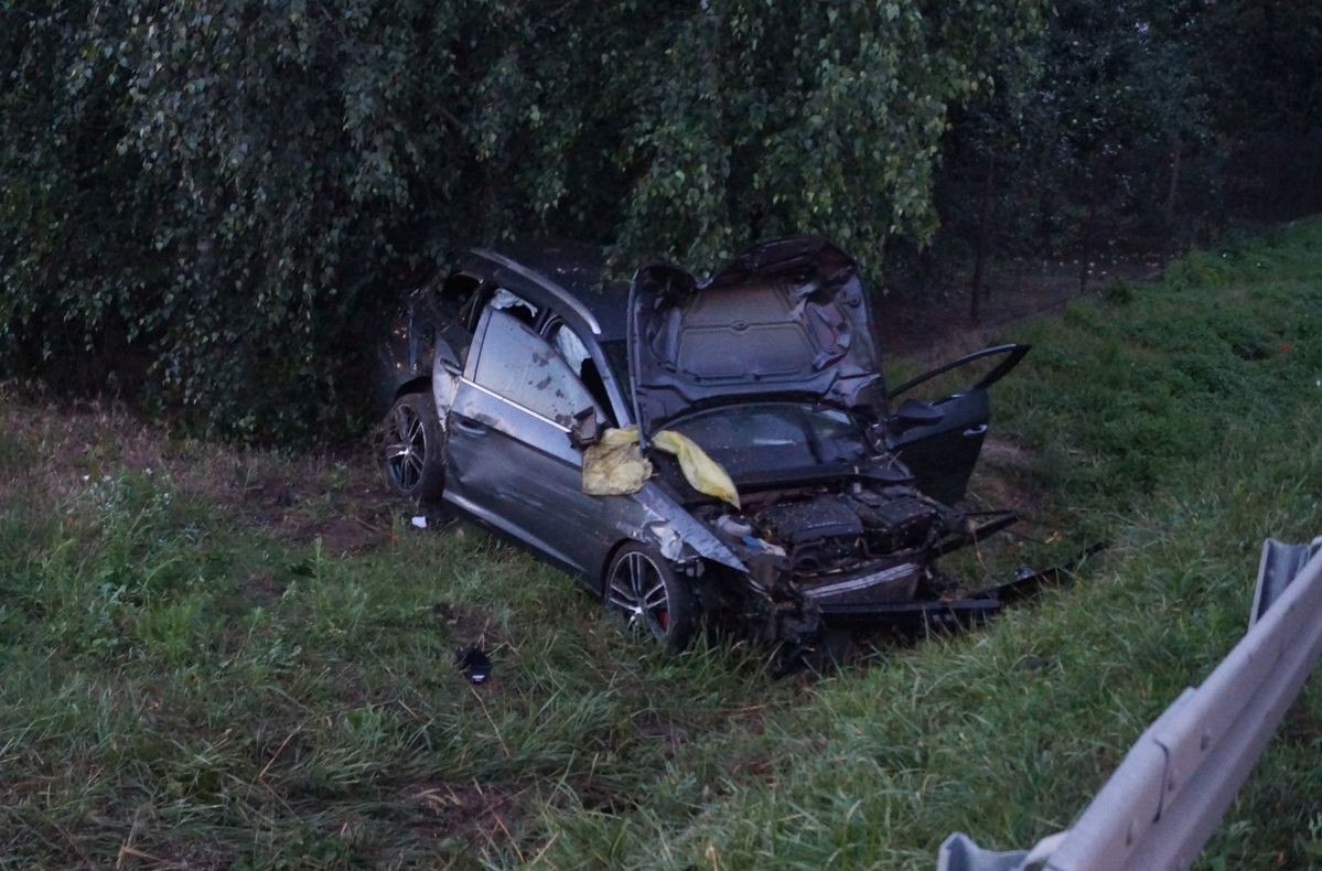 Wypadł z drogi. Ucierpiał nie tylko kierowca, lecz także pasażer