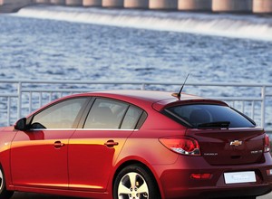 Produkcyjny Chevrolet Cruze hatchback na zdjęciach