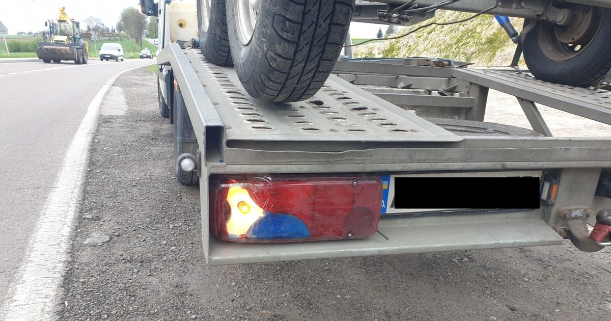 Policjanci zatrzymali dwie lawety. Kierowca załatwił sprawę młotkiem