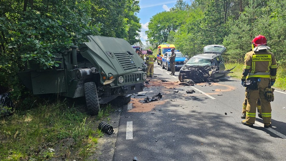 Nietypowy wypadek w Świętoszowie: Passat zderzył się z Hummerem wojska USA