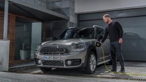 Zabawy z prądem: MINI hybrydowe i elektryczne