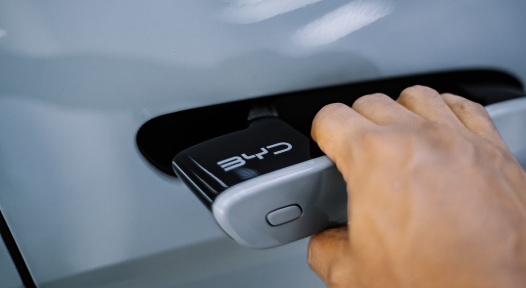 Chowana elektryczna klamka w samochodie