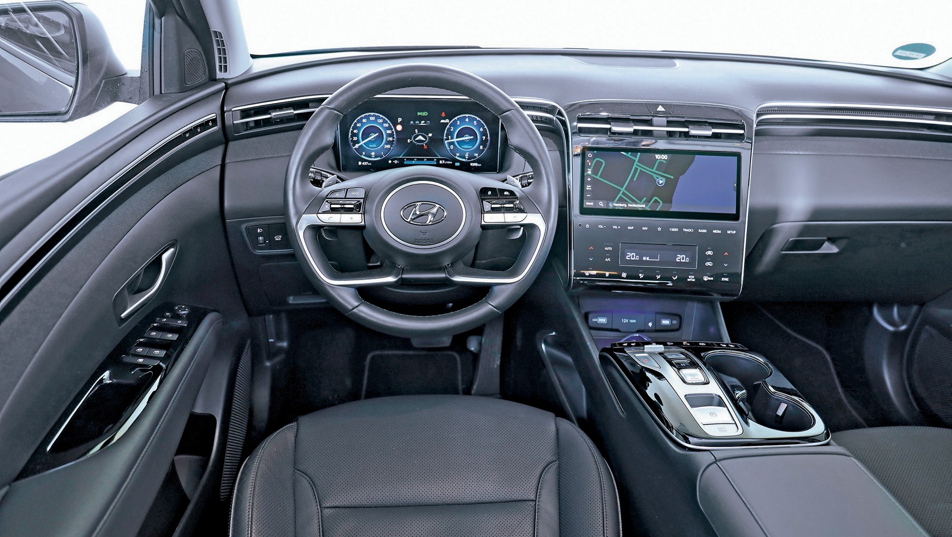 Hyundai Tucson 2022 - na zdjęciu kokpit najbogatszej wersji Platinum, ale Executive też ma cyfrowe wirtualne zegary, wyszukane wzornictwo i dobrą ergonomię obsługi.