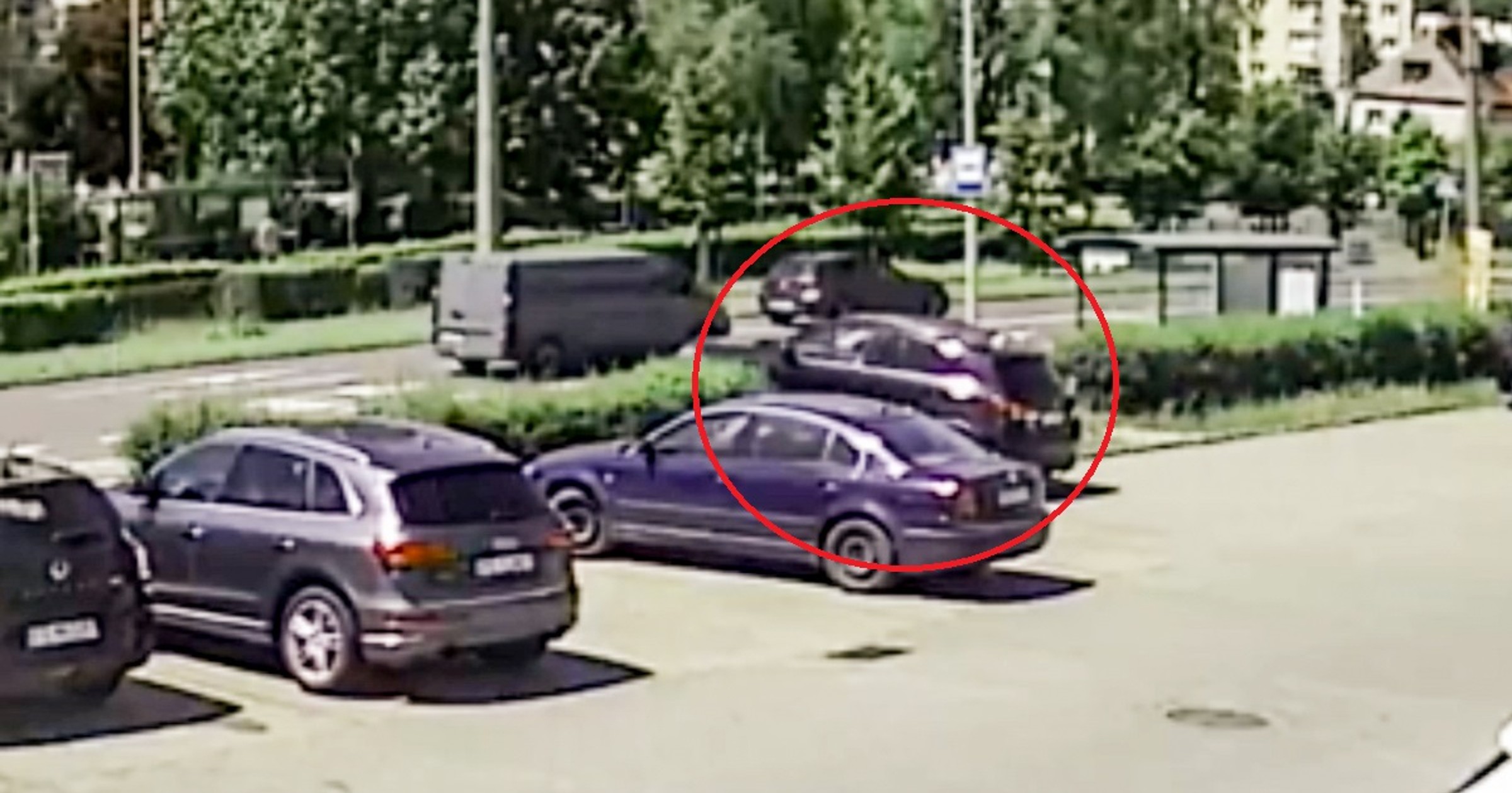 Policjanci poszukują kierowcy, który w Gorzowie Wielkopolskim przejechał przez żywopłot, po czym uderzył w zaparkowany samochód