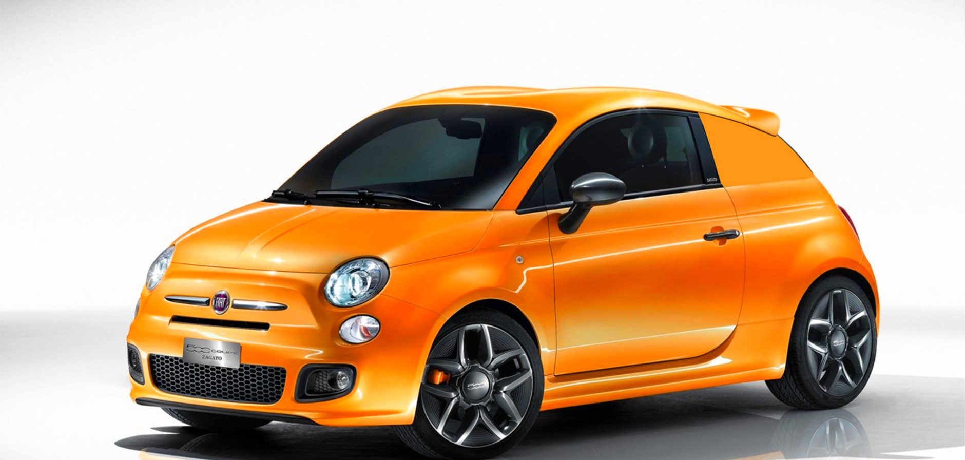 Ten Fiat 500 ma mało szyb, garbate nadwozie, napęd 4x4 i dłuuugą nazwę