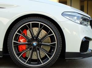 BMW M550i xDrive - byle do granicy! | TEST